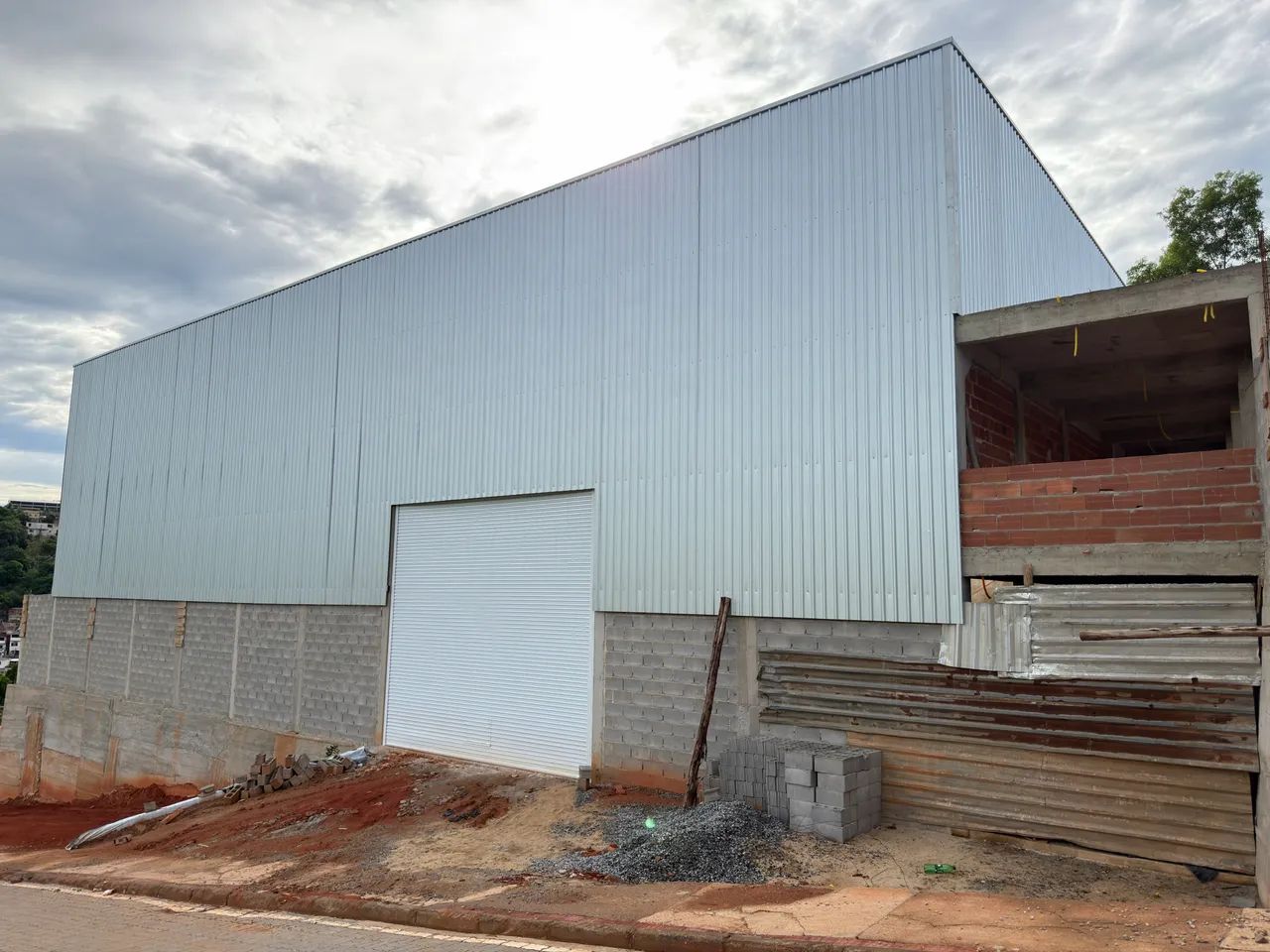 Galpão com escritório e 02 banheiros  - Foto 3