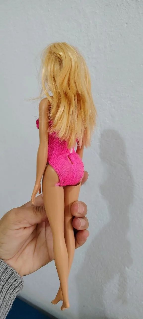 Boneca Barbie maiô rosa  - Foto 3
