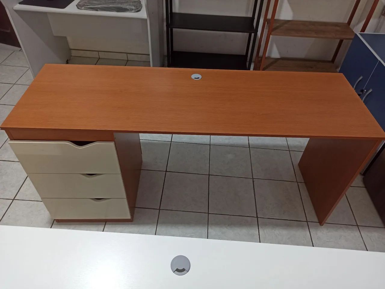 Mesa com 3 gavetas para escritório 