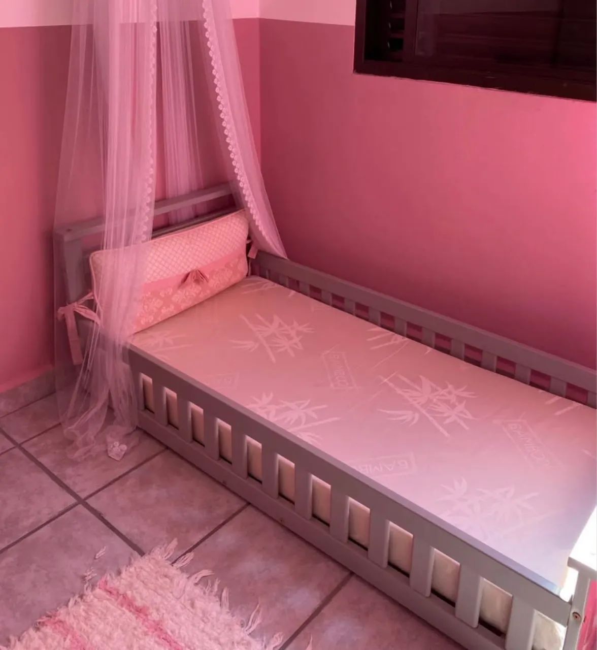 Cama montessoriana de madeira (não é mdf) + colchão novo  - Foto 3