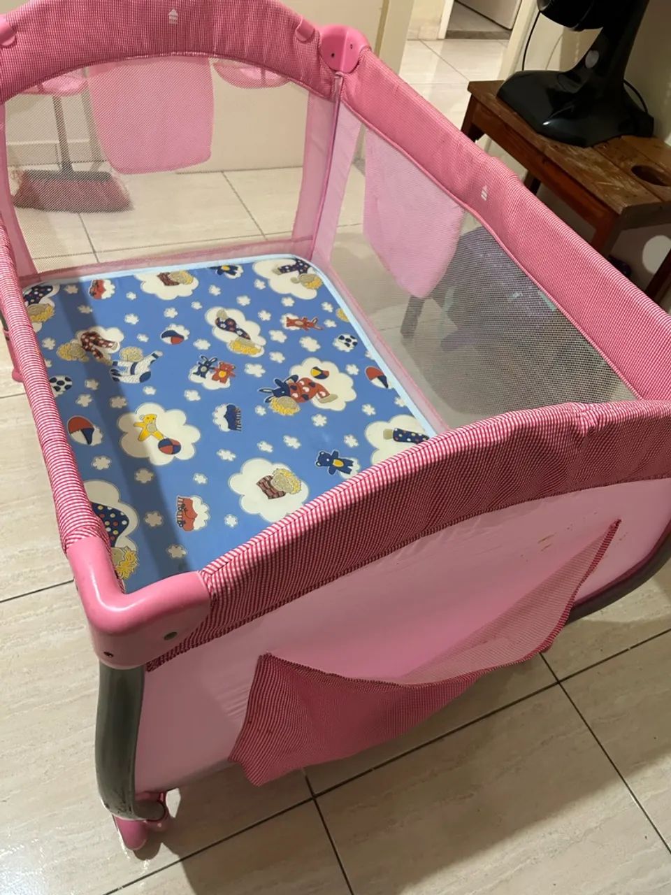 Berço portátil chiqueirinho com colchão  - Foto 5