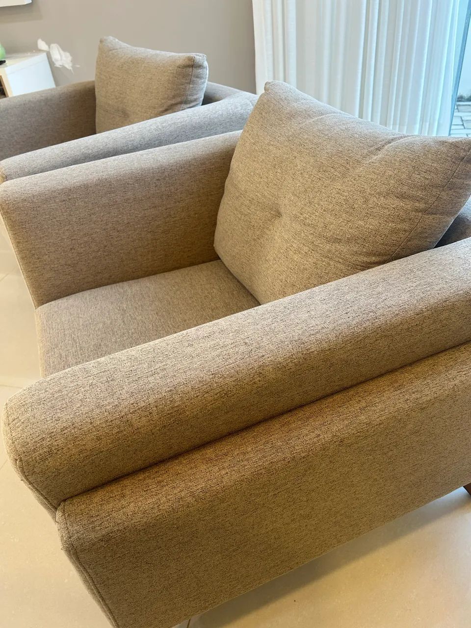 Vendo par de poltronas modernas, extremamente confortáveis e muito bem conservadas. - Foto 2