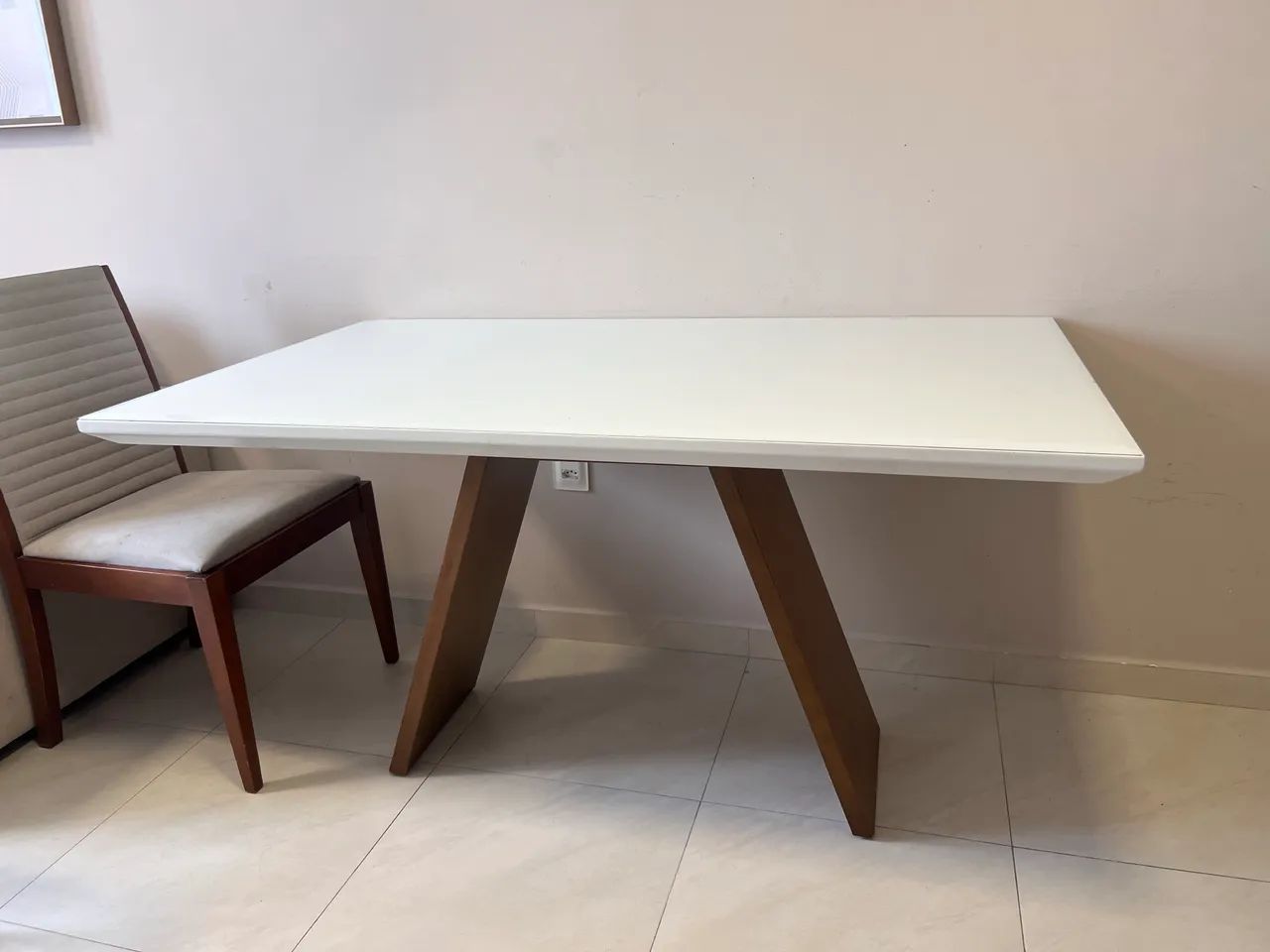 Mesa em laka branca+vidro com pés madeira