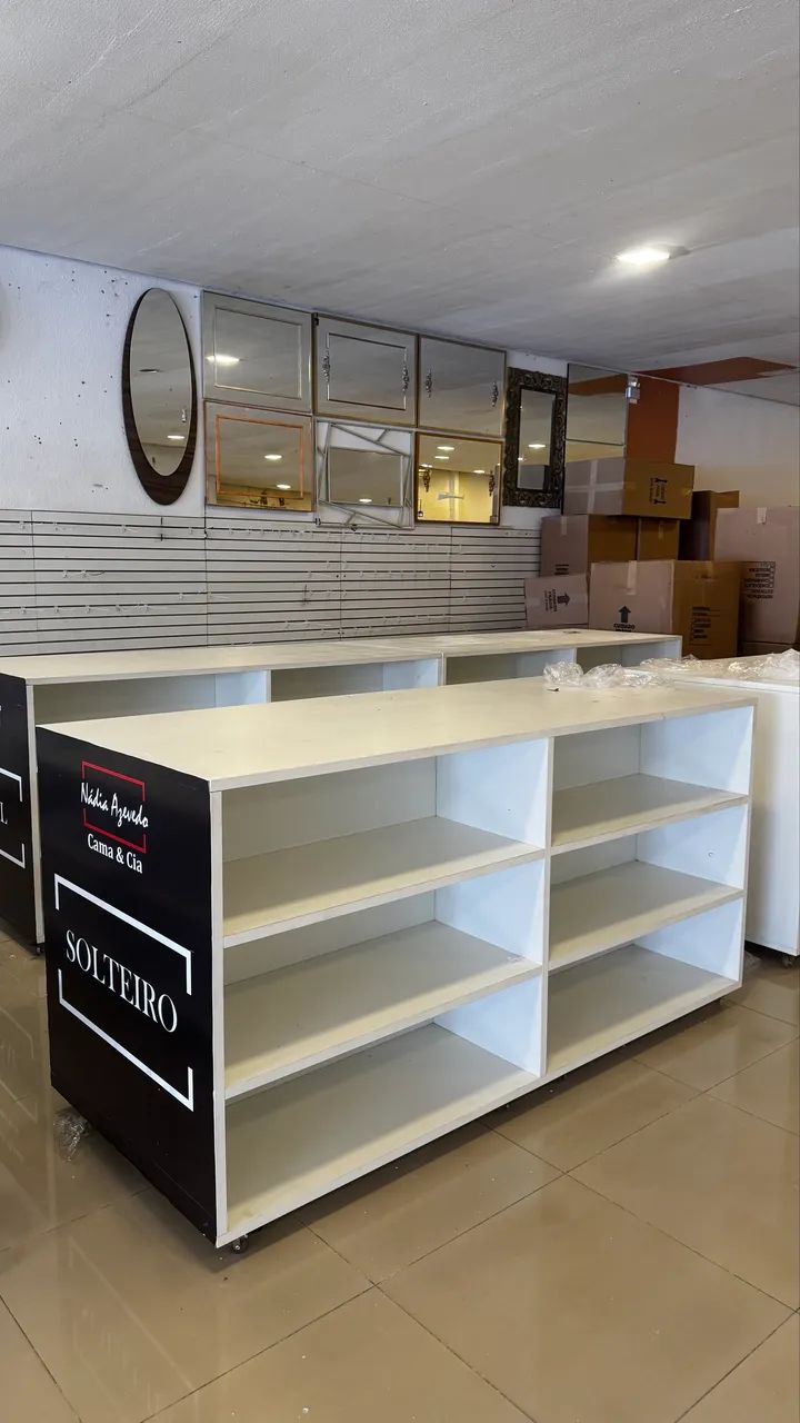 Expositor em MDF com rodízios 