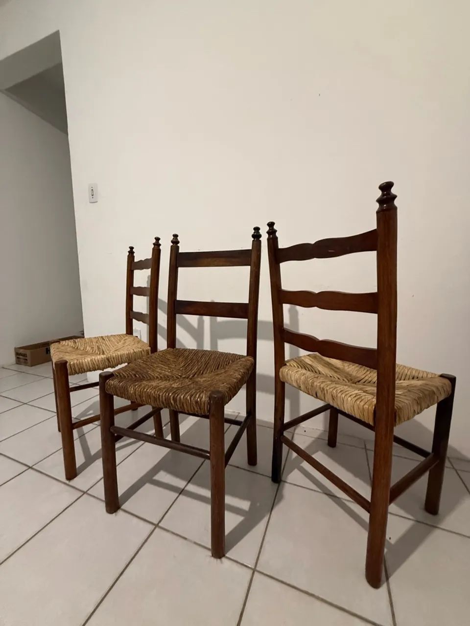 3 cadeiras de madeira maciça  - Foto 2