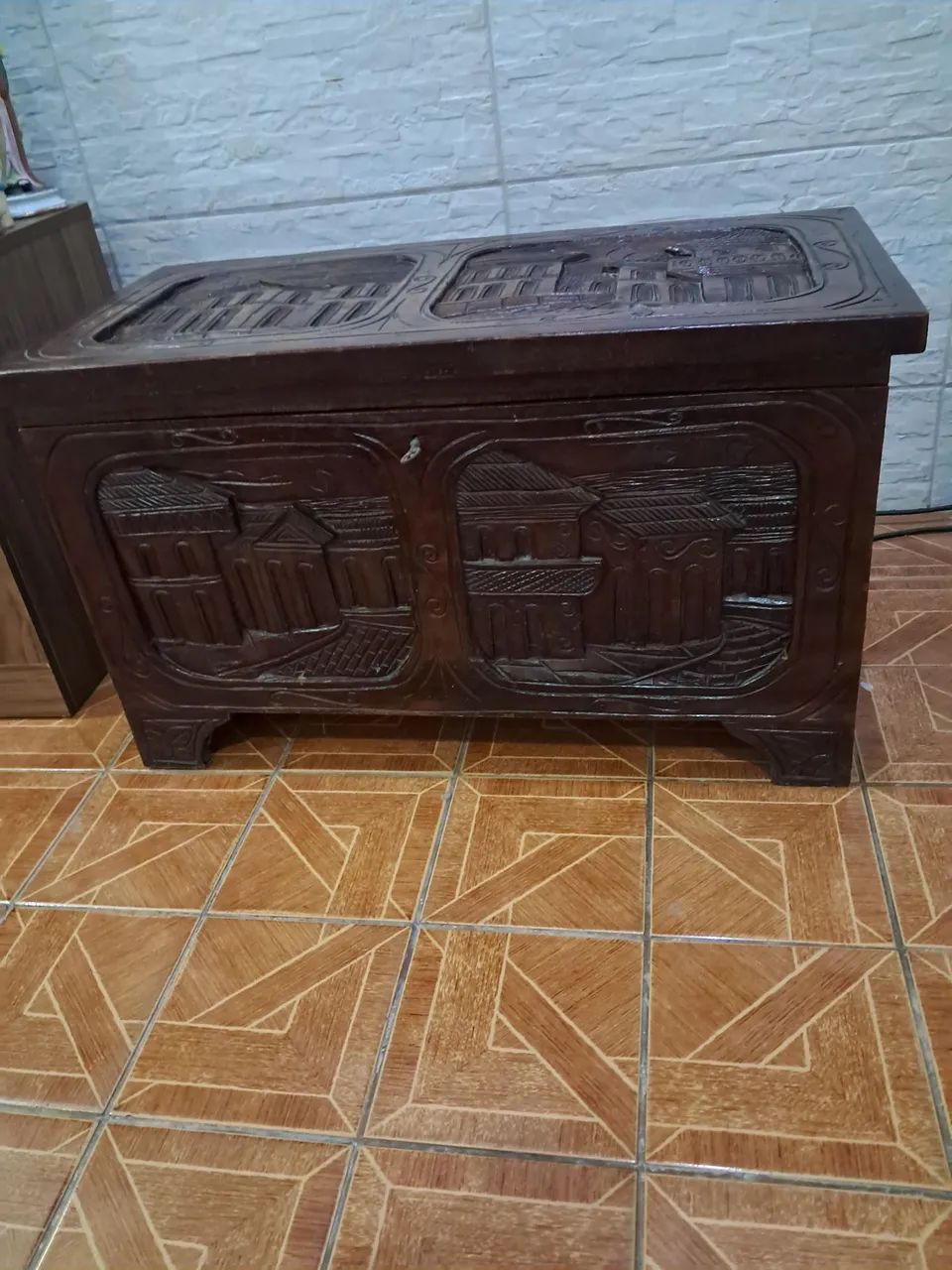 Bau antigo de madeira 