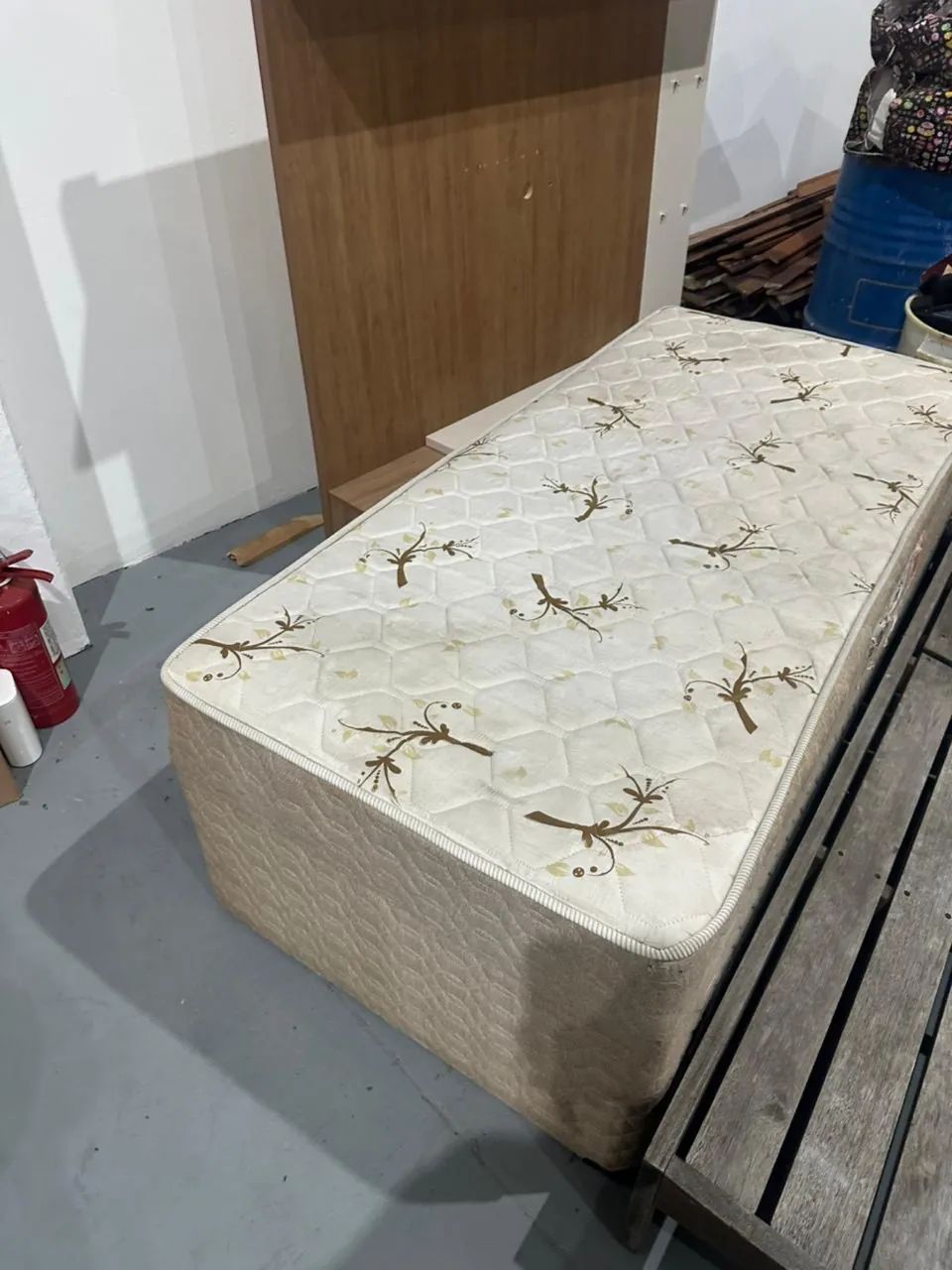 Cama de solteiro baú com cabeceira 