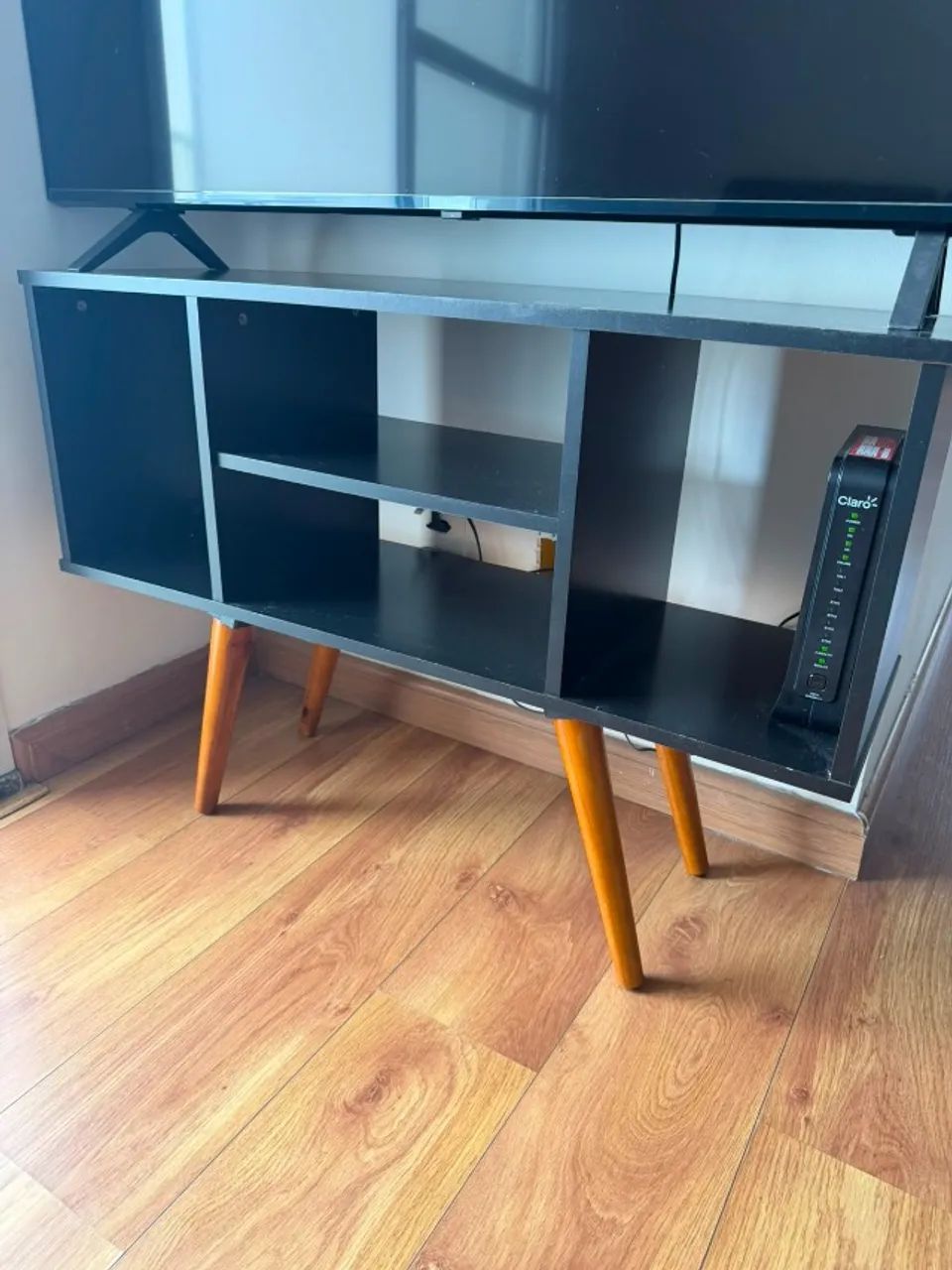 Rack para TV preto com pés de madeira - Foto 2