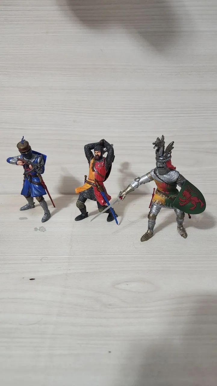 Conjunto com três figuras de Cavaleiros Mediavais 