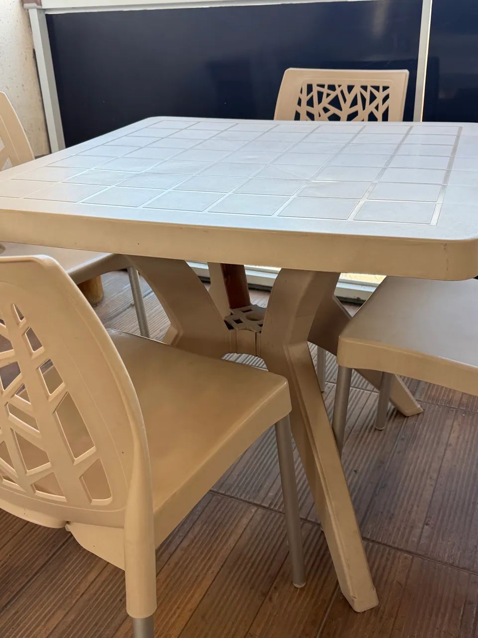 Mesa com 4 cadeiras 