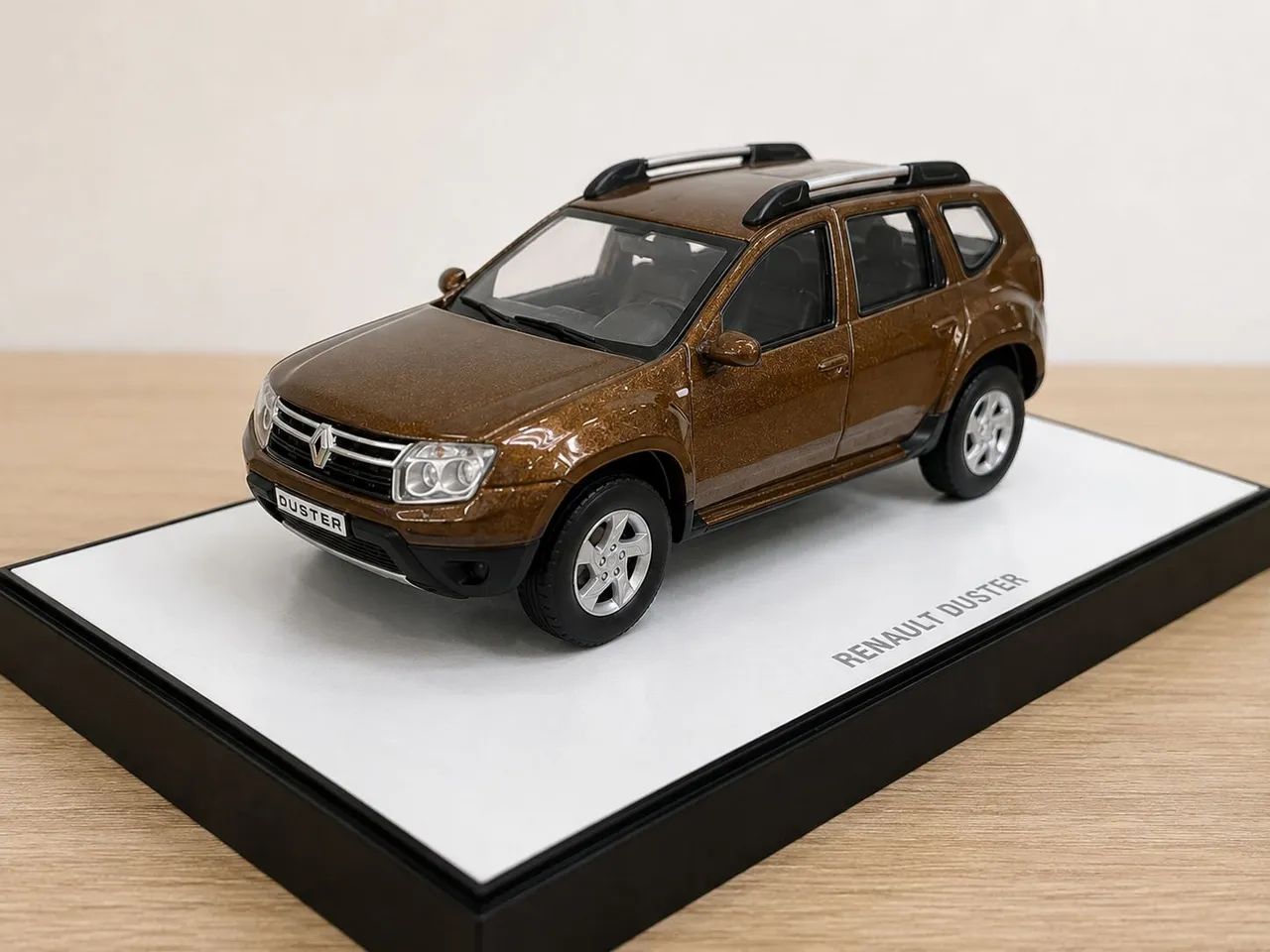 Miniatura Renault Duster Colecionável Marrom + Base e Acrílico