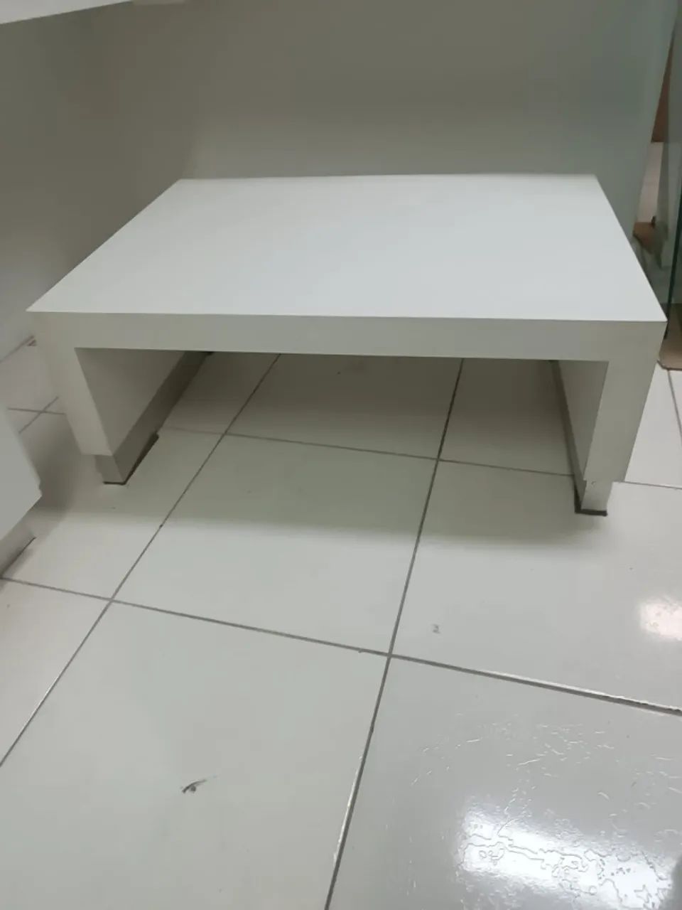 Mesa expositora baixa em MDF Branco / Expositor Minimalista - Foto 3