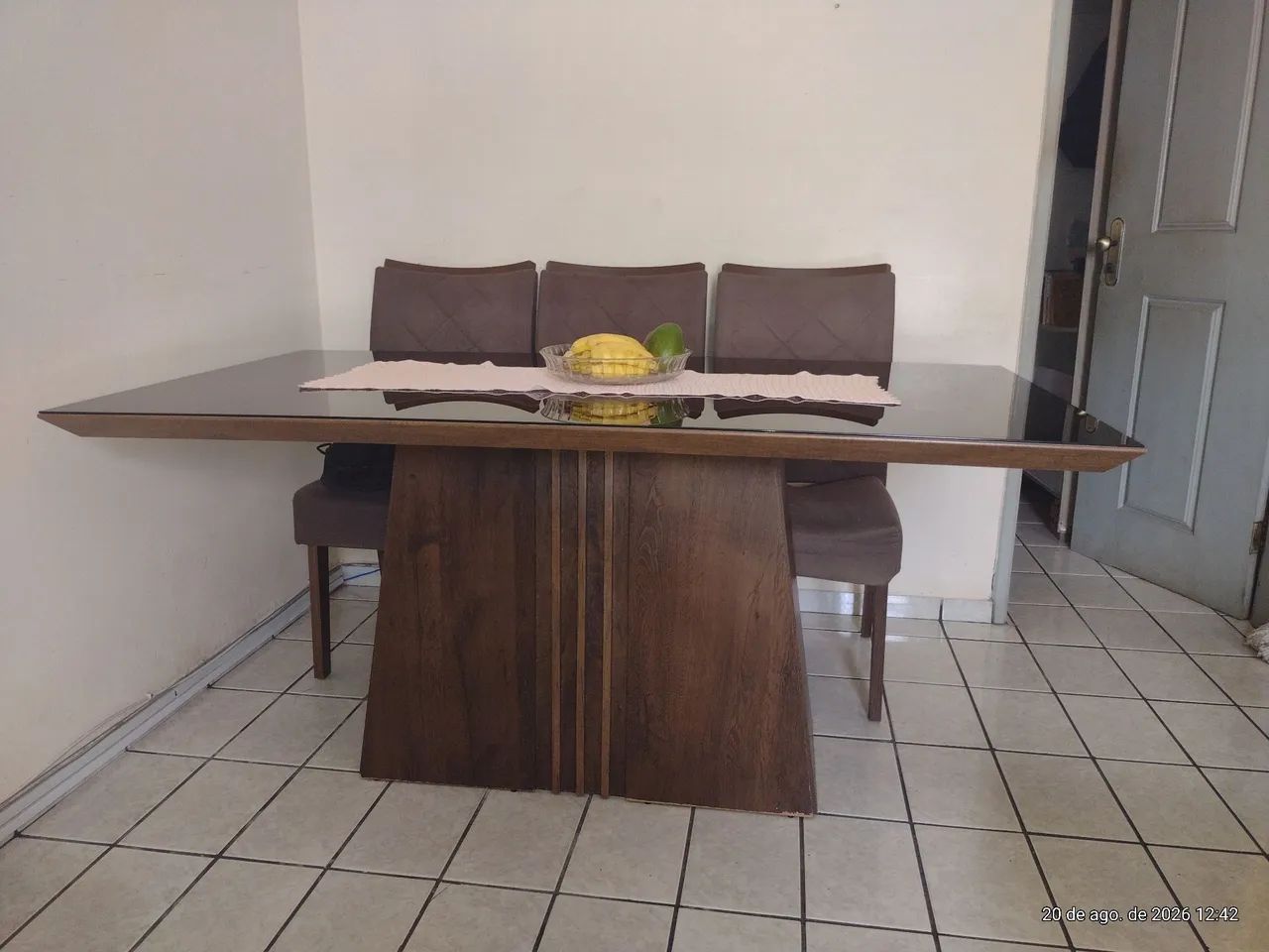 VENDO MESA COM TAMPO DE VIDRO E SEIS CADEIRAS 