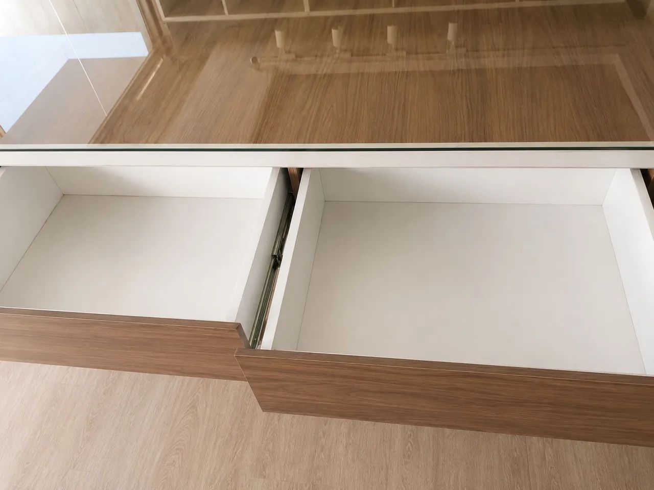 Mesa / Ilha Planejada Estilo Industrial com 12 Gavetas, MDF Premiun e Vidro Temperado - Foto 2