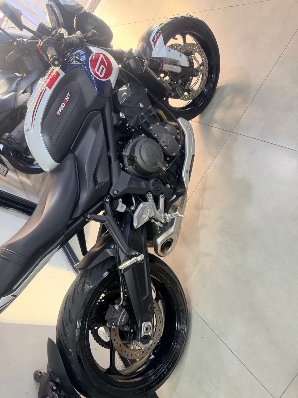TRIUMPH TRIDENT 660 TRIBUTE 2025 - Foto 5