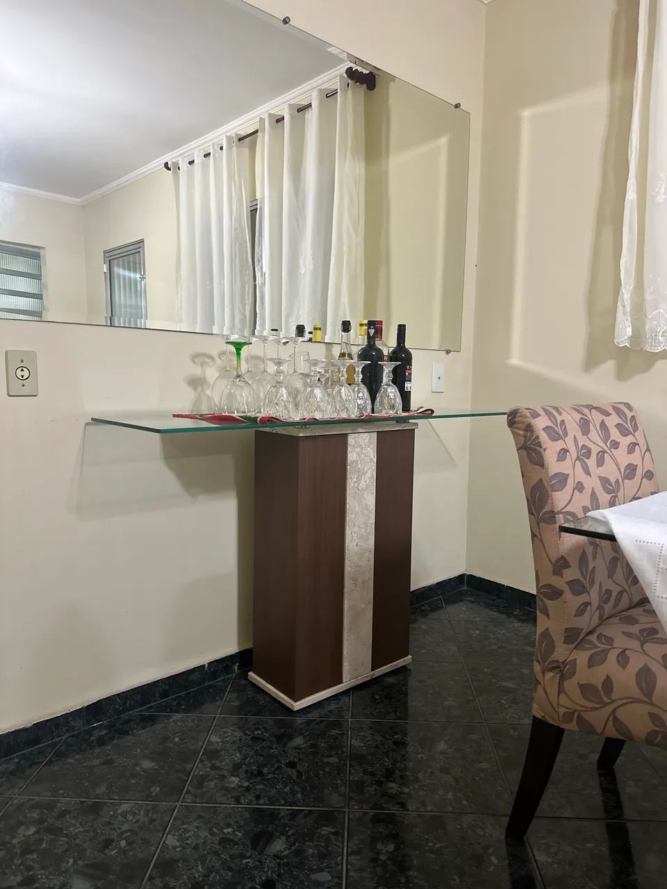 Mesa de vidro com 6 cadeiras e aparador de vidro