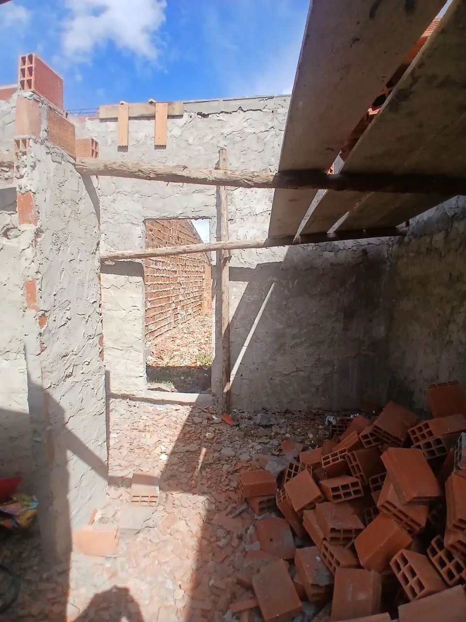 vendo terreno com inicio de uma casa valor 30 mil - Foto 4
