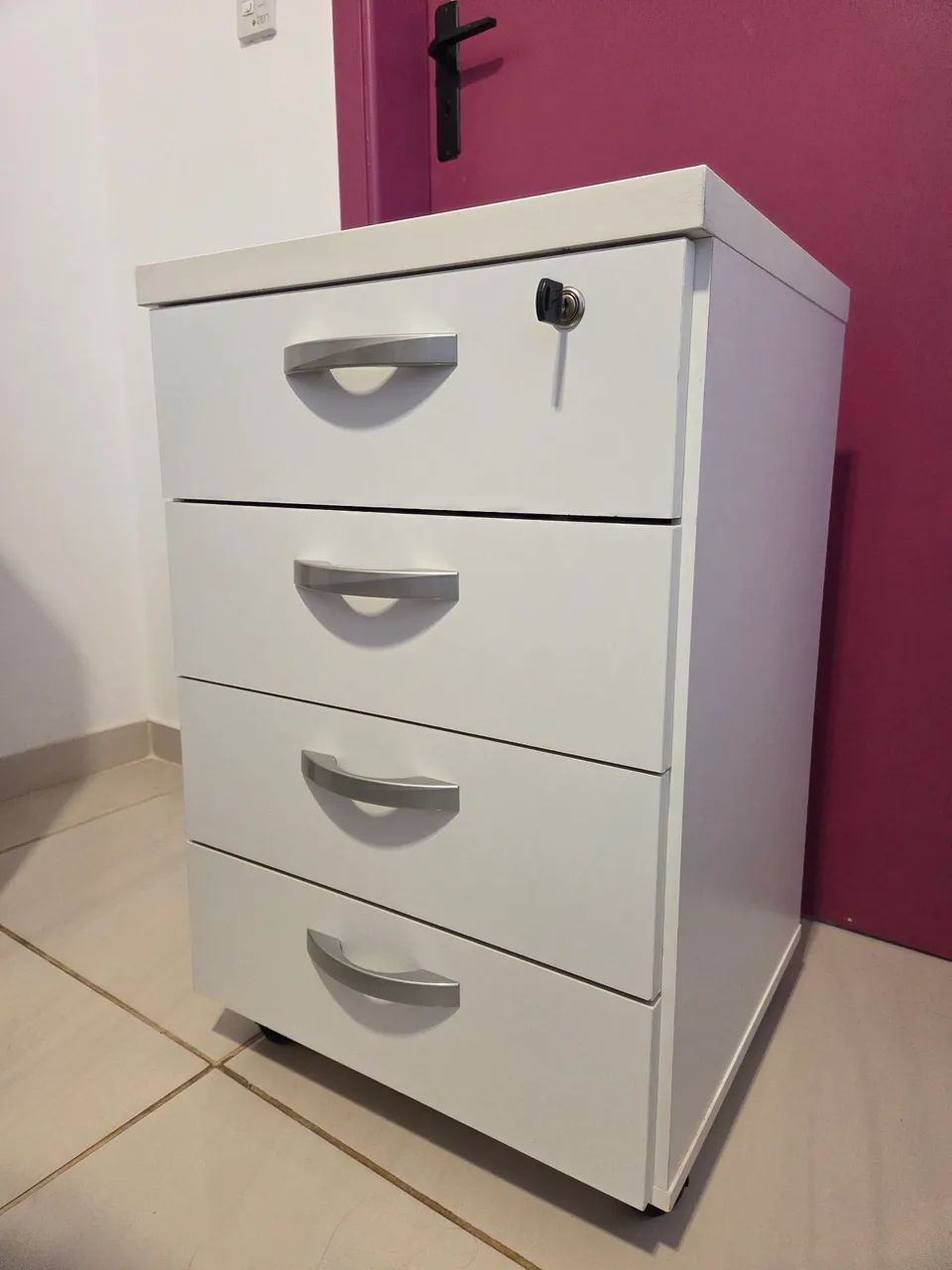 Gaveteiro branco de 4 gavetas, com rodinha e chave