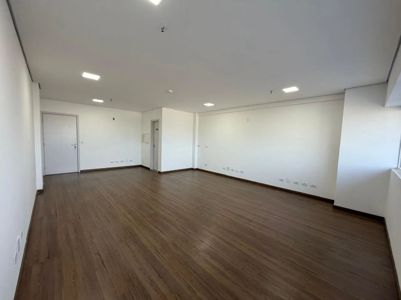 SALA COMERCIAL COM VAGA DE GARAGEM! - Foto 2