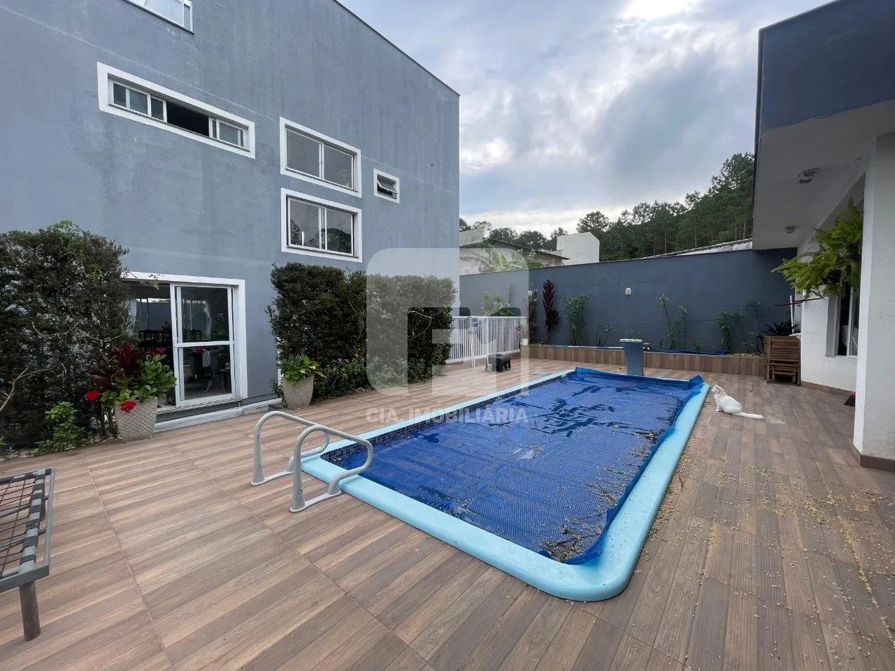 Casa 4 quartos e piscina semi mobiliada no Cacupé