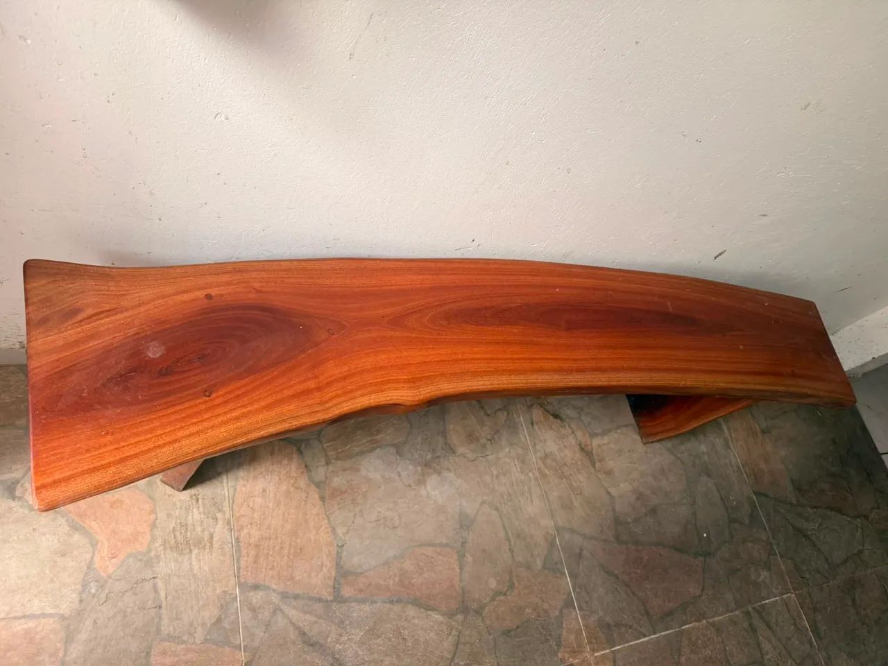 Mesa com dois bancos de madeira maciça - Foto 4