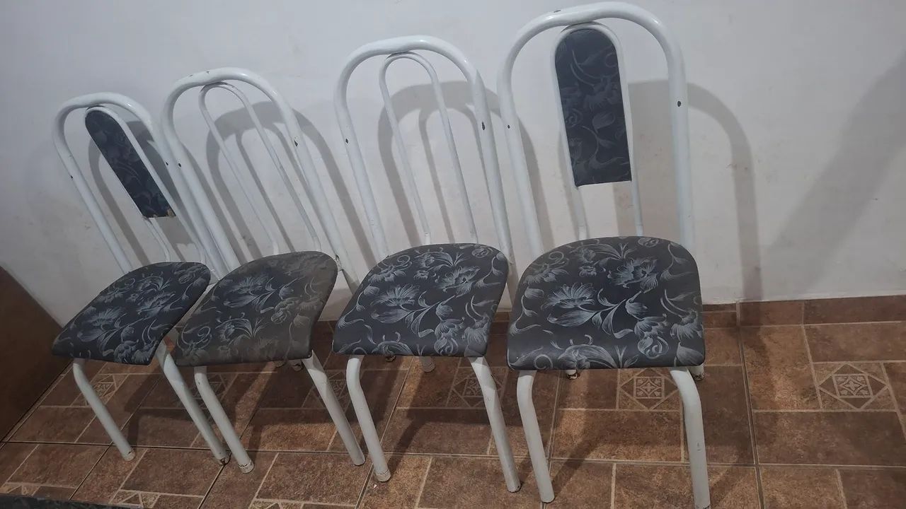 Mesa com 4 cadeiras. 