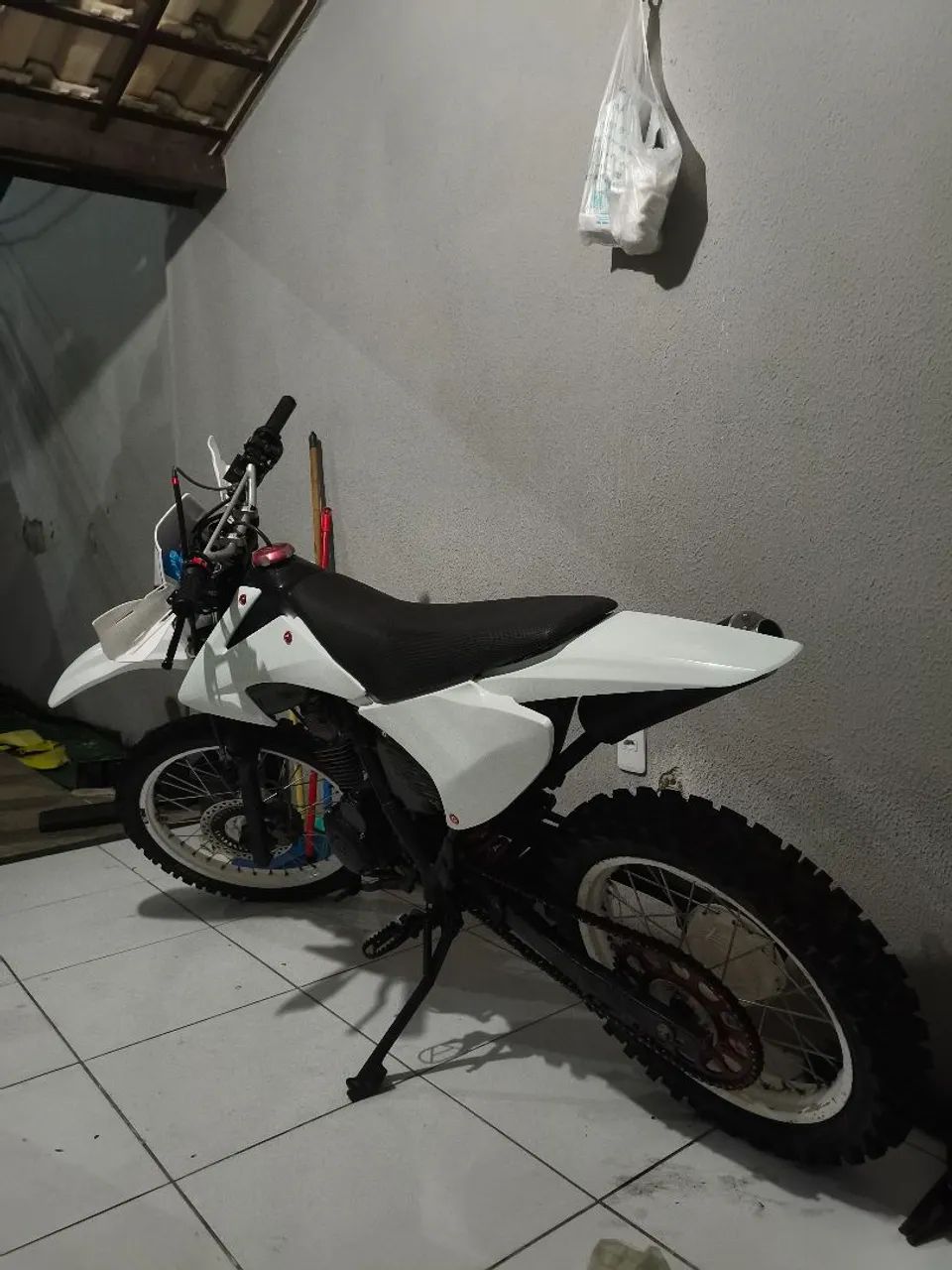 Vendo ou troco NX 200 C/ roupa de CRF  - Foto 5