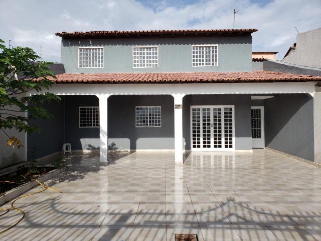 Vendo sobrado na QS 07 com ótima localização, aceitamos financiamento bancário