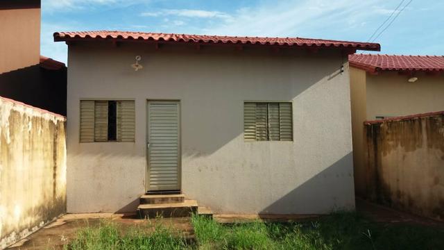 Vende - se um alge de uma casa