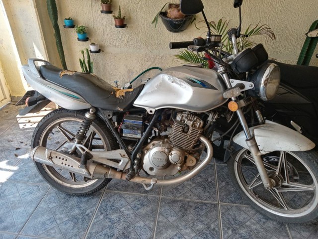 MOTO COM DETALHES