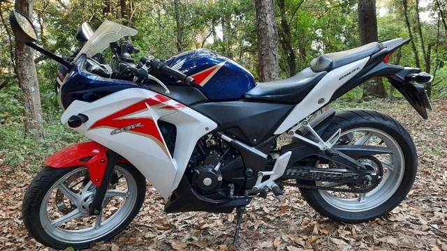 MOTOCICLETA CBR 250 R AZUL