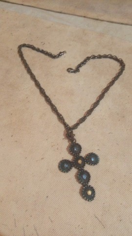 corrente com pingente em crucifixo com pedrarias coloridas - Foto 2