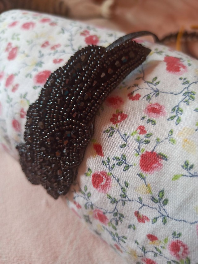 Tiara preta com detalhe de miçangas  - Foto 2