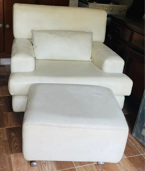 poltrona c puff de Couro Branco - Foto 5