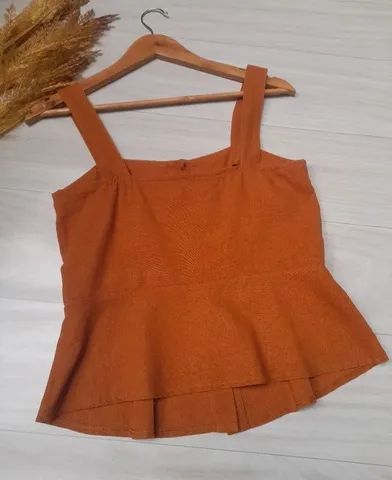 Cropped de linho na cor marrom, alça larga e botões da TOLI. <br> - Foto 2