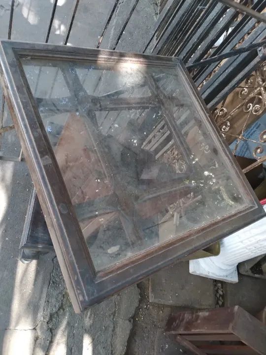 Mesinha em mogno com vidro antiga - Foto 2