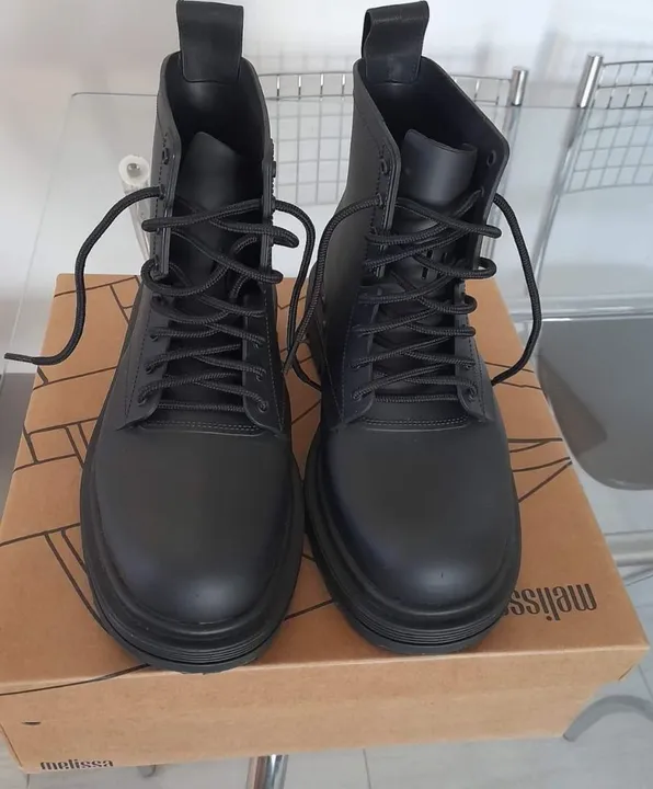 Bota cano médio, cor preta fosca, tamanho 36, marca Melissa.
