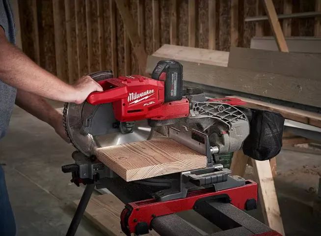 Serra de esquadria M18 FUEL 10 polegada composta deslizante com chanfro, bateria64750824699138124