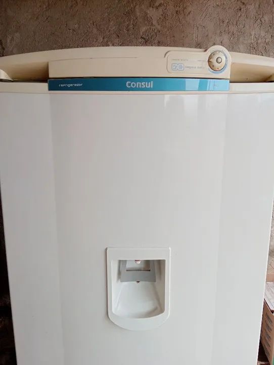 Geladeira Consul com água na porta - Foto 4