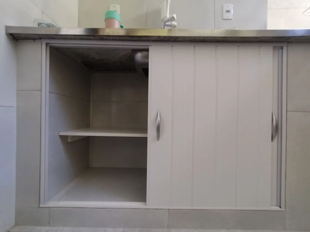 Armário de PVC com prateleira de madeira MDF