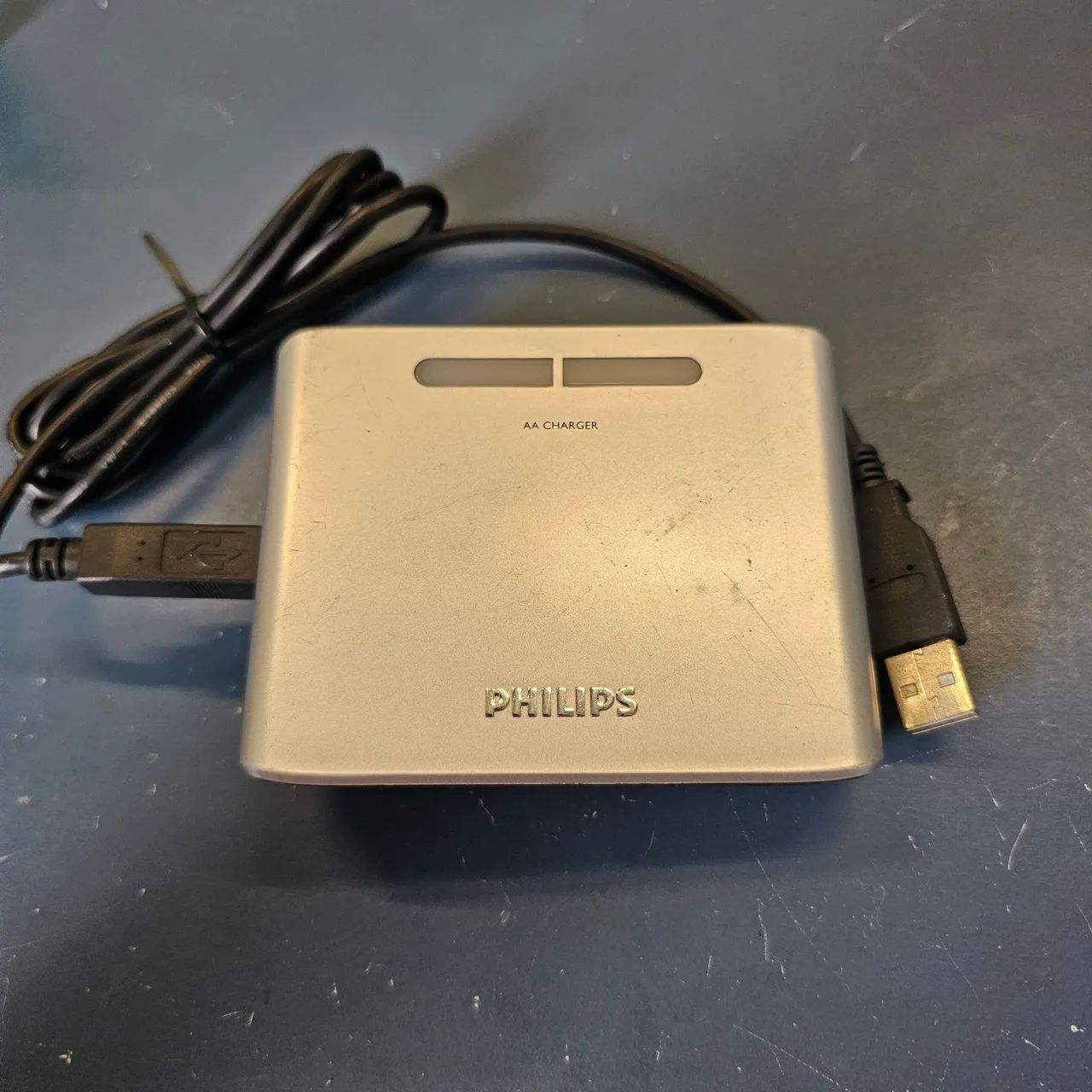 Carregador de Pilhas Philips AA usb