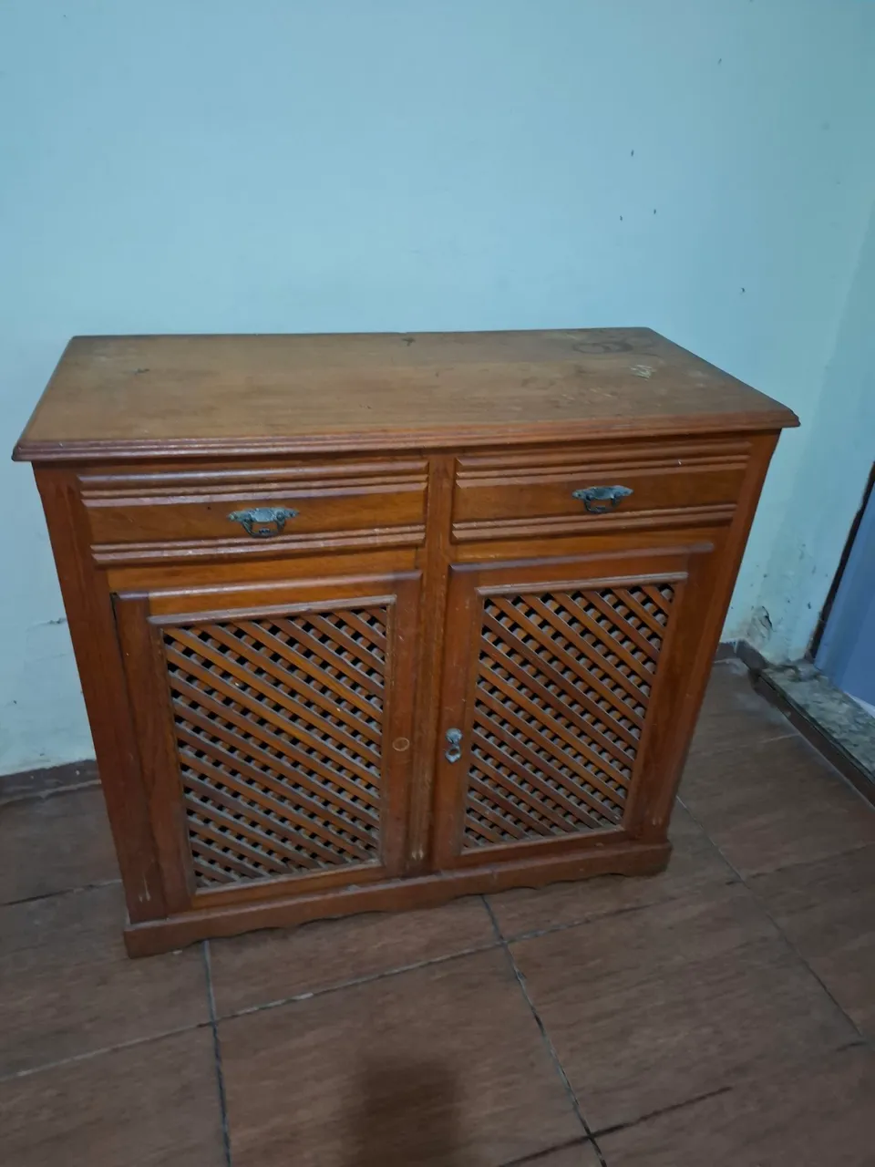Aparador de Madeira com Detalhes em Tela