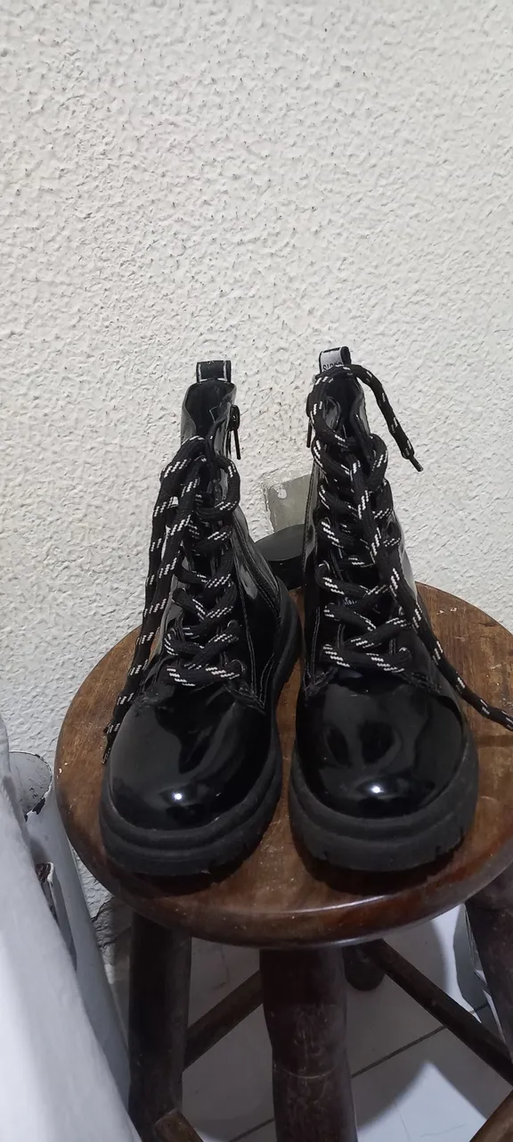Botas infantis pretas com cadarço