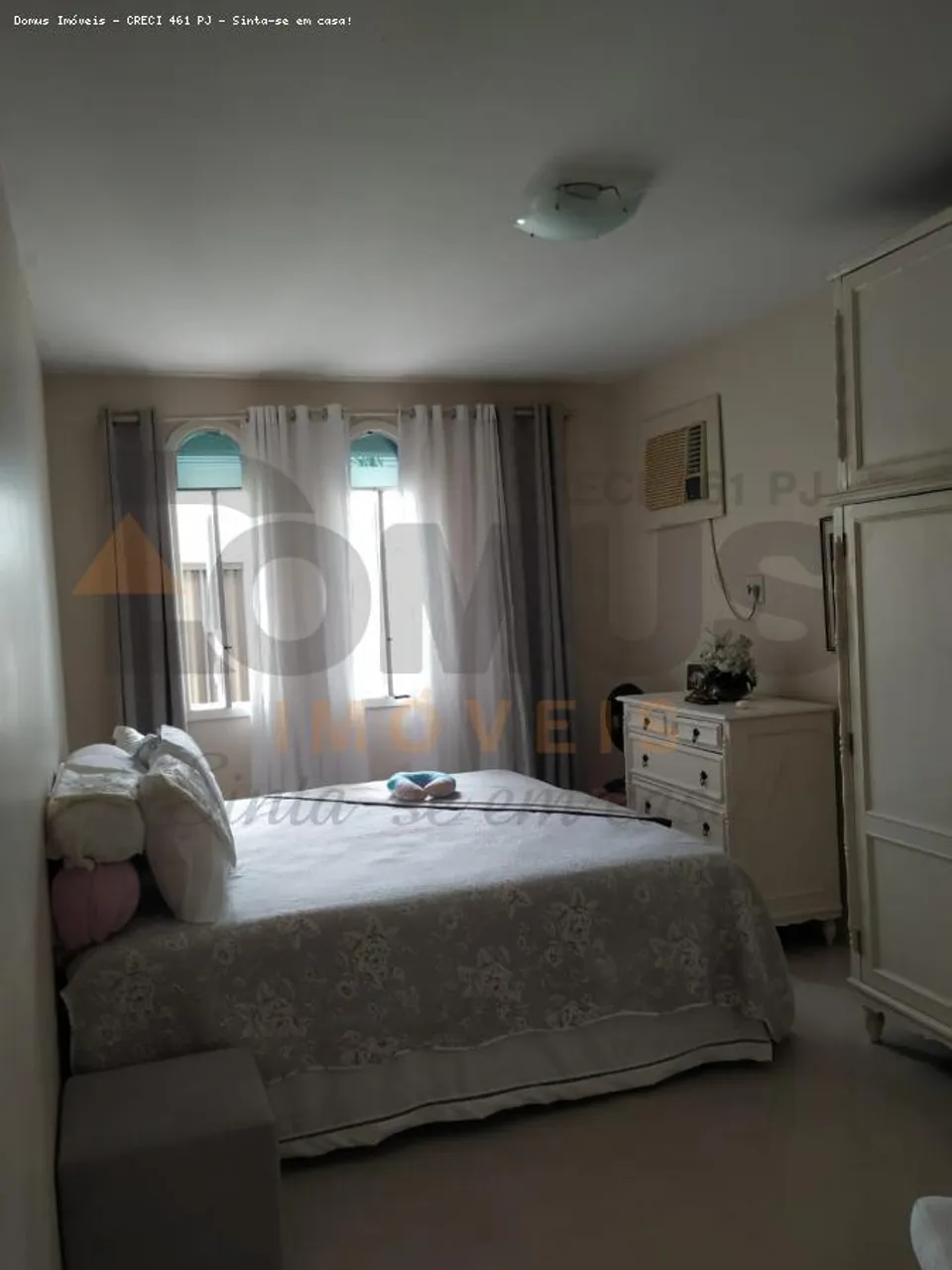 Casa no Conjunto JK com Varanda, 4 Banheiros e Aceita Permuta