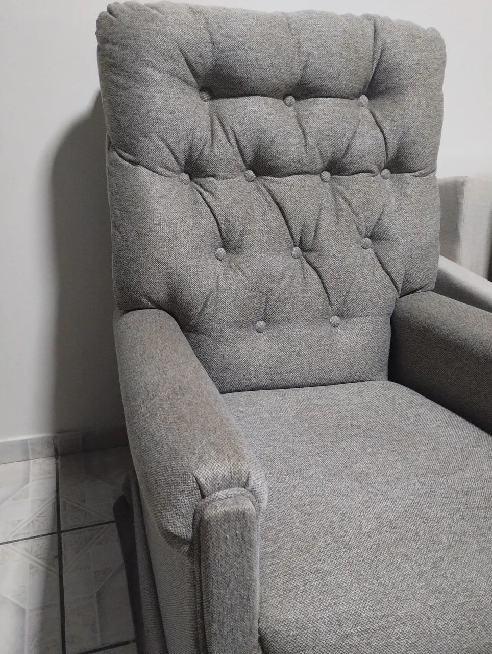 Poltrona Cinza Confortável com Puff - Foto 3