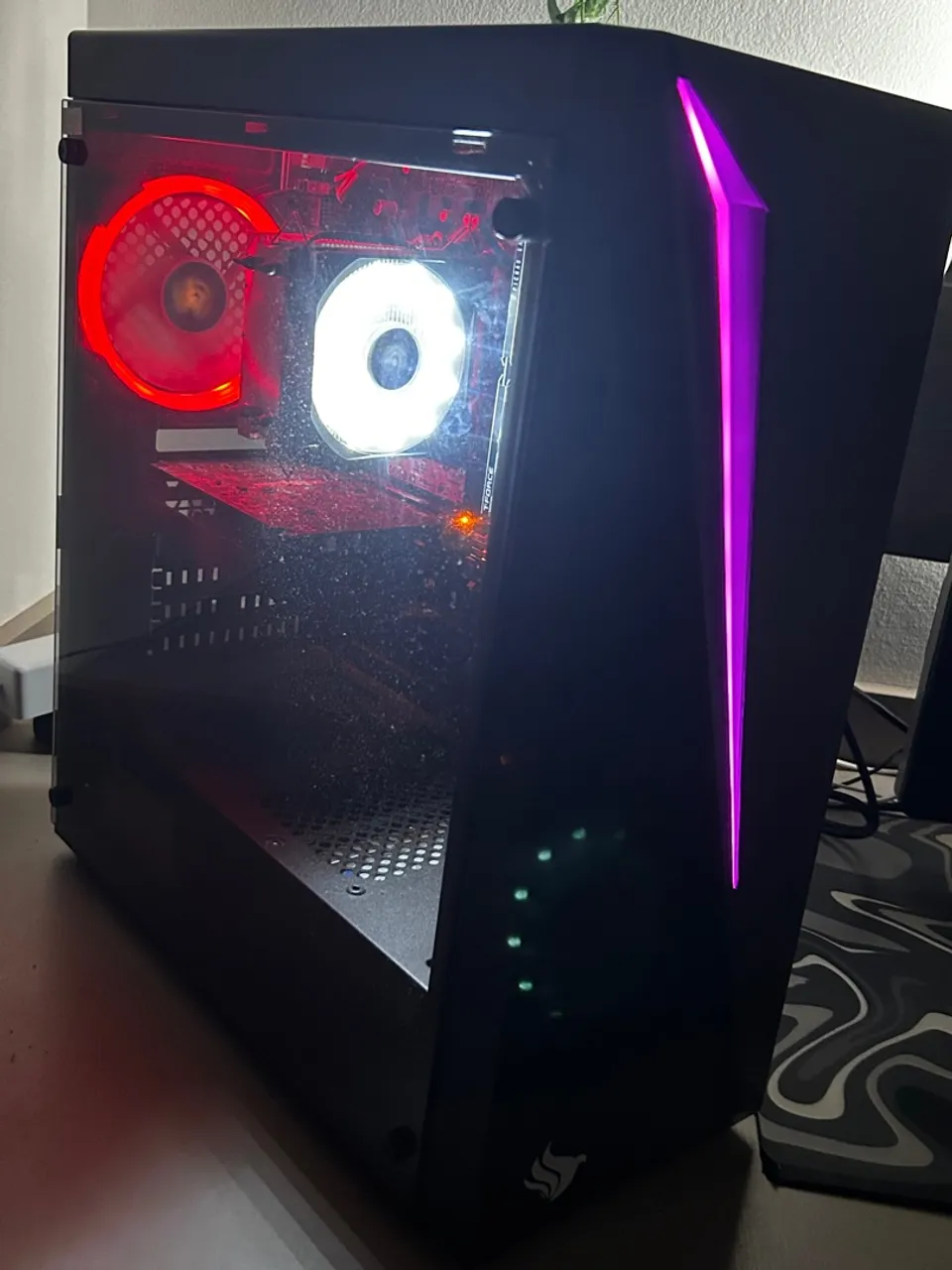 PC gamer com gabinete de vidro temperado - Monitor incluso e peças novas