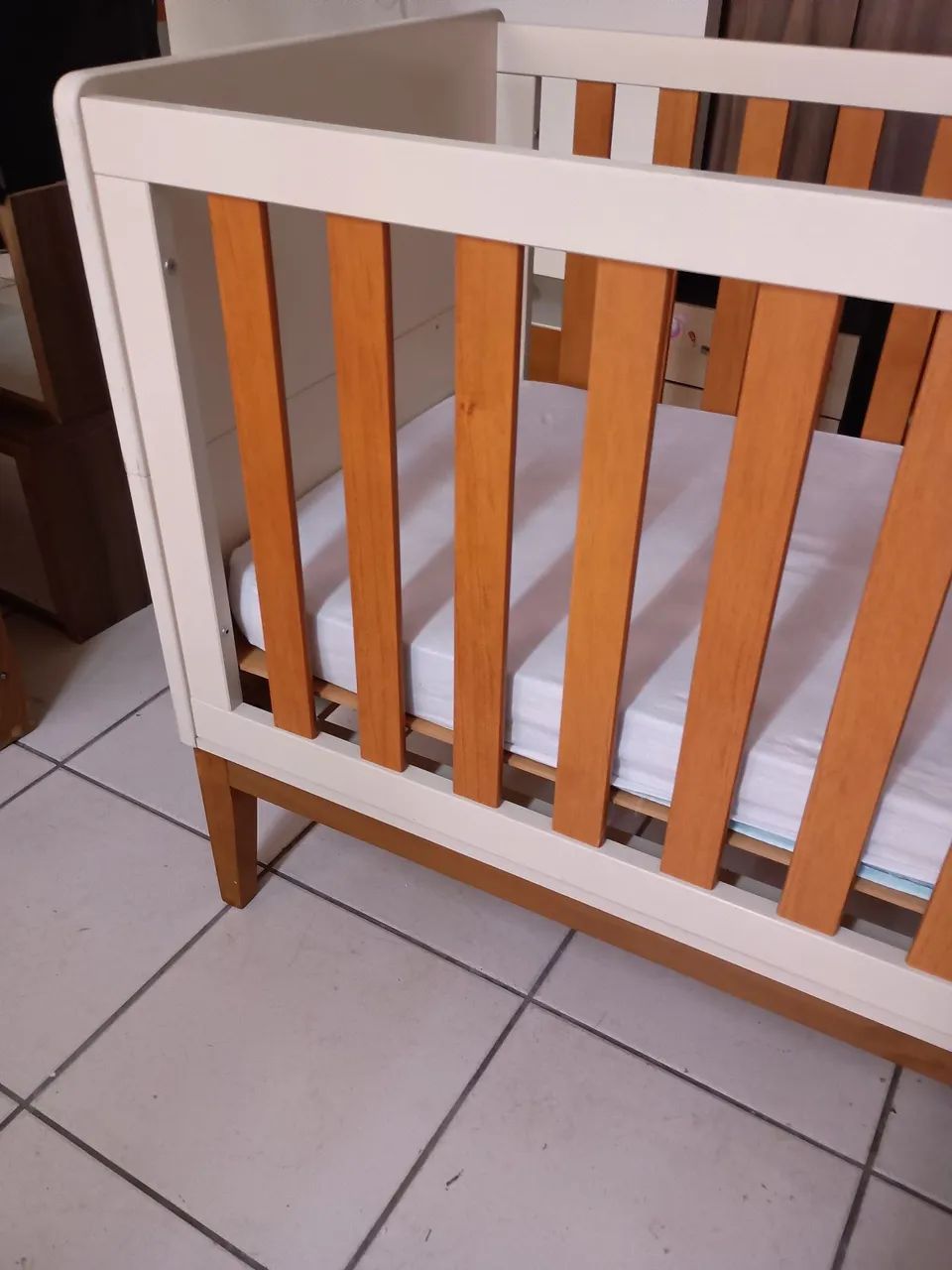 Berço de madeira branco e marrom - Foto 6