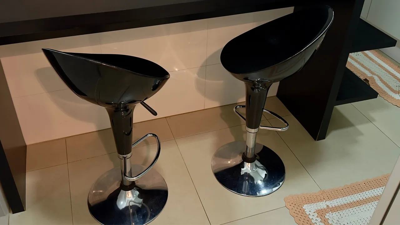 Banquetas pretas com regulagem