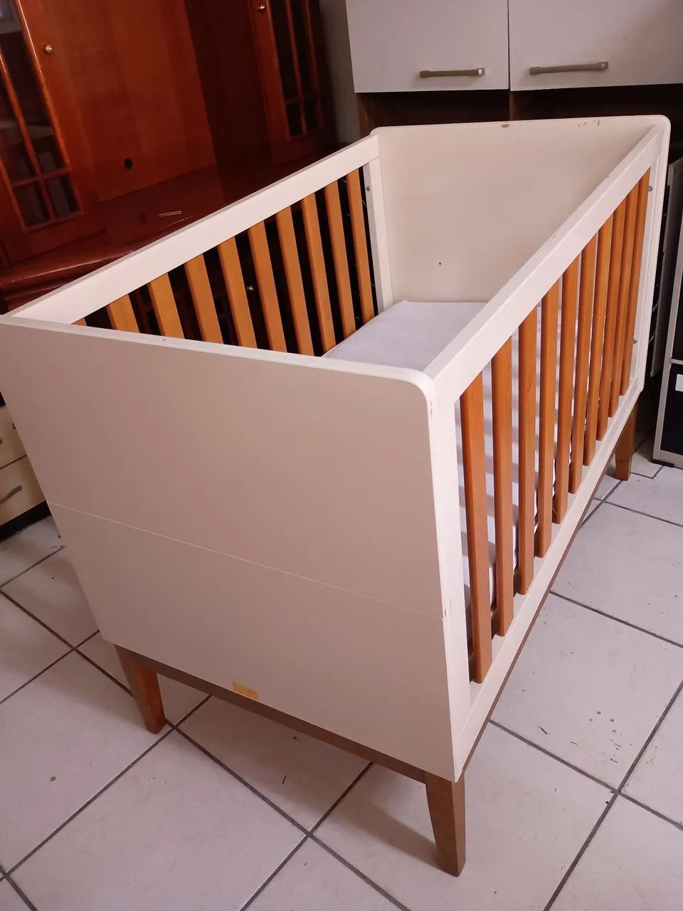 Berço de madeira branco e marrom - Foto 2