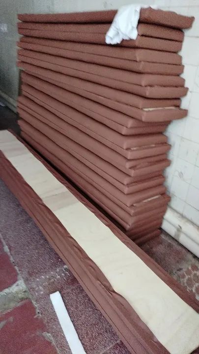 Banco de madeira com assento estofado. Deixamos sua igreja assim bem confortável.o - Foto 3